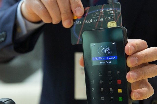 detail mobilu a kreditní karty – platba
